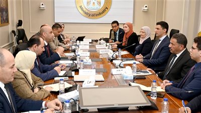 وزيرا الصناعة والعمل يبحثان سبل تعزيز التكامل والتعاون بين الوزارتين في المجالات المشتركة