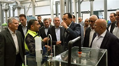 رئيس الوزراء يتفقد محطة تحلية مياه البحر بمدينة العريش