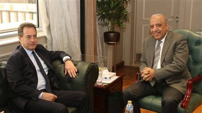 وزير الكهرباء يبحث مع سفير فرنسا سبل دعم وتعزيز فرص الشراكة والتعاون في مجالات الكهرباء