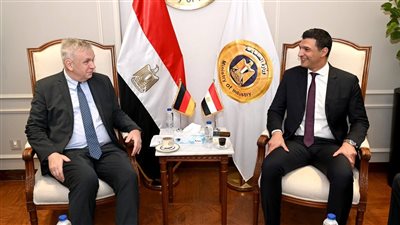 وزير الصناعة يبحث مع سفير ألمانيا تعزيز التعاون الصناعي ونقل التكنولوجيا