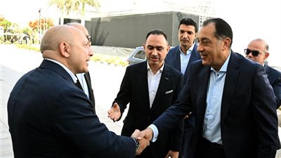 رئيس الوزراء يفتتح ويتفقد عدداً من المشروعات الصناعية بالسادس من أكتوبر