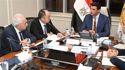 وزير الصناعة يبحث مع شركة صينية إنشاء مصنع إطارات جديد بمصر