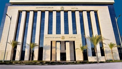 وزارة العمل تحذر من التوظيف الوهمي بالخارج وتؤكد مجانية التقديم بالكامل