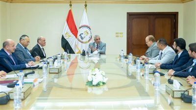 وزير الإنتاج الحربي يبحث توظيف ابتكارات طلاب هندسة الإسكندرية صناعيًا