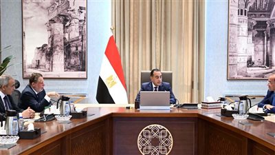 رئيس الوزراء يجتمع مع محافظ البنك المركزي ووزير المالية لاستعراض عددٍ من الملفات