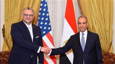 وزير الخارجية يبحث مع كبير مستشاري الرئيس الأمريكي للشئون العربية والأفريقية التطورات الإقليمية