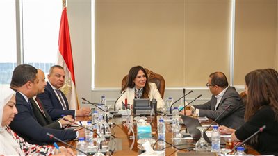 وزيرة الإسكان تبحث مع الكازار إنشاء مشروع أوت ليت تجاري بشرق القاهرة