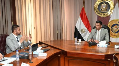 وزير الصناعة يبحث توطين تكنولوجيا الإضاءة وتعزيز الطاقة المتجددة لدعم التصنيع المحلي المصري