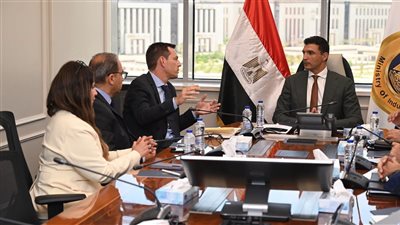 وزير الصناعة يبحث مع شنايدر إلكتريك التوسع بالسوق المصري وتعميق التصنيع المحلي وزيادة الاستثمارات