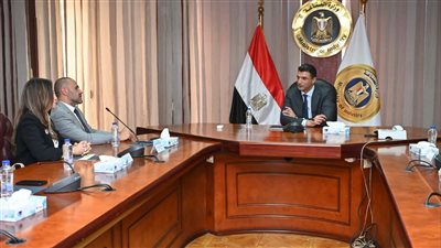 وزير الصناعة يبحث مع 