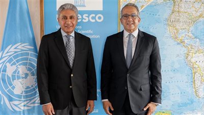 وزير السياحة يلتقي مدير عام اليونسكو في باريس لتعزيز التعاون الثقافي المشترك