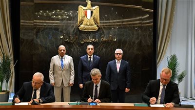مدبولي يشهد توقيع عقدين لتوريد الكهرباء النظيفة ودعم استدامة موانئ المنطقة الاقتصادية لقناة السويس