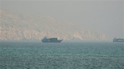 تصعيد غير مسبوق في الخليج.. واشنطن وطهران تتبادلان الضربات وإيران تغلق مضيق هرمز