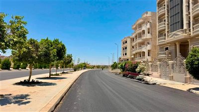 وزيرة الإسكان تتابع تنفيذ مشروعات تطوير الطرق والمرافق والتن