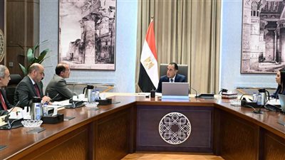 رئيس الوزراء يبحث مبادرات جديدة لدعم العمالة غير المنتظمة وأ