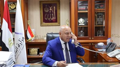 وزير النقل يكرم سيدة تصدت لرشق قطار بالحجارة