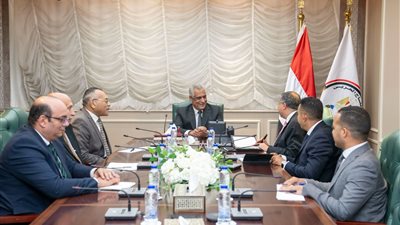 وزير الدولة للإنتاج الحربي يبحث مع 