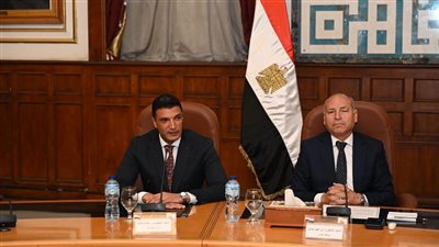وزير الصناعة ومحافظ القاهرة يسلمان 40 عقدًا لتقنين أوضاع مصا    