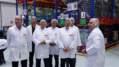 وزير العمل يختتم جولته بالعاشر من رمضان اليوم بزيارة يوتوبيا للصناعات الدوائية