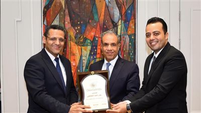 وزير الخارجية يستقبل نقيب الصحفيين ويشيد بالدور الوطني للصحافة المصرية