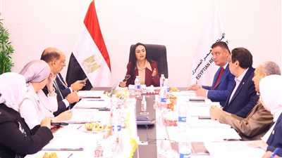 وزيرة التضامن تترأس اجتماع الهلال الأحمر وتستعرض جهود الإغاثة الإنسانية محليًا ودوليًا