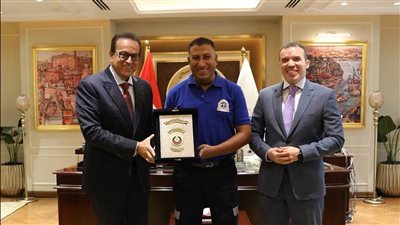 وزير الصحة يُكرم أبطال الإسعاف لإنقاذهم حياة أب استجابوا لنداء طفل في 6 دقائق