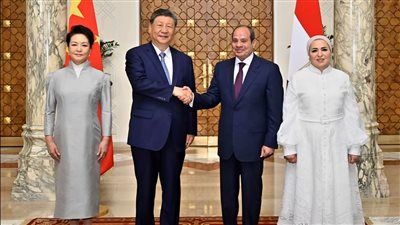 السيسي وقرينته يصطحبان الرئيس الصيني وقرينته في جولة بالمتحف المصري الكبير